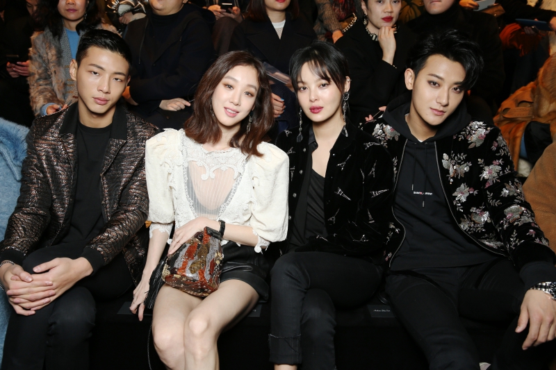 Dàn sao châu Á xuất hiện trên hàng ghế đầu của show Saint Laurent gồm có: (từ trái qua) diễn viên Ji Soo Kim, người đẹp trong "Đội Ngũ Danh Y" Ryeo-Won Jung, diễn viên Tân Chỉ Lôi và rapper Hoàng Tử Thao (nghệ danh Tao).