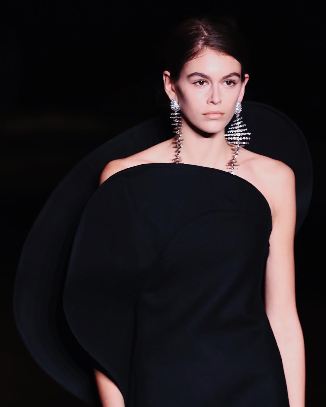 Kaia Gerber tiếp tục xuất hiện trong show diễn của Saint Laurent mở màn cho Tuần lễ Thời trang Paris. 