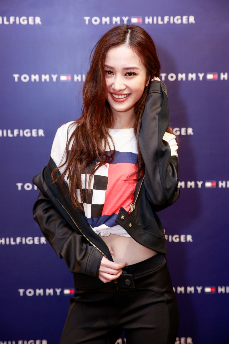 Jun Vũ gợi cảm và cá tính trong thiết kế mới thuộc BST Xuân Hè 2018 của Tommy Hilfiger. 