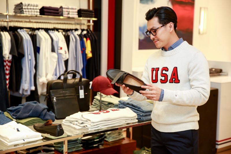 Thiên Minh không thể "rời mắt" khỏi những thiết kế trong BST Xuân Hè 2018 của Tommy Hilfiger. 