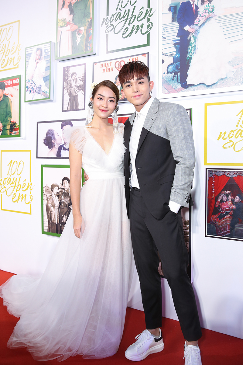 Buổi công chiếu phim được trang trí hệt như đám cưới của Jun Phạm và Khả Ngân.