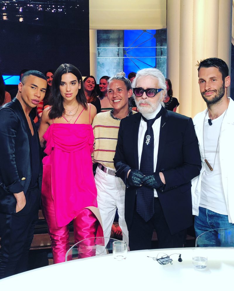 Cô xuất hiện trên truyền hình Pháp cùng với những NTK đình đám ở Paris như Karl Lagerfeld (suit), Simon Porte Jacquemus (áo trắng) và Olivier Rousteing (áo da màu đen).