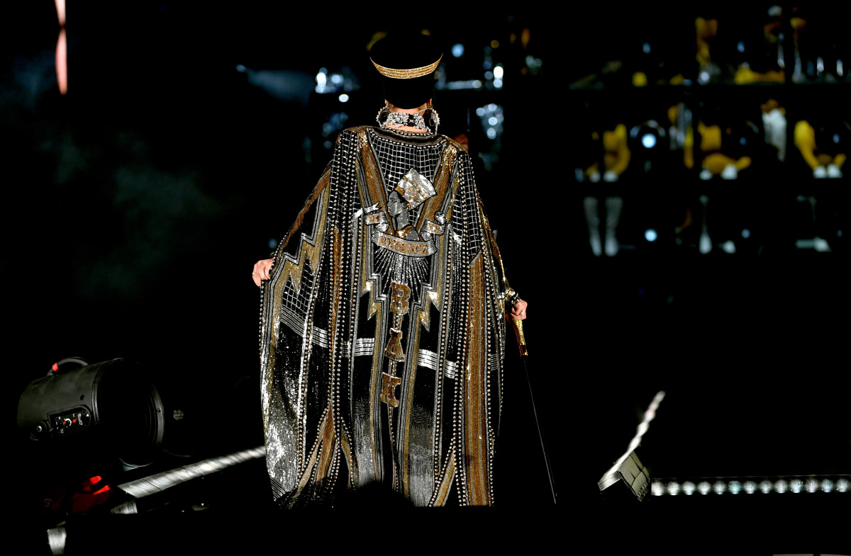 beyonce-coachella-performance-balmain-cape