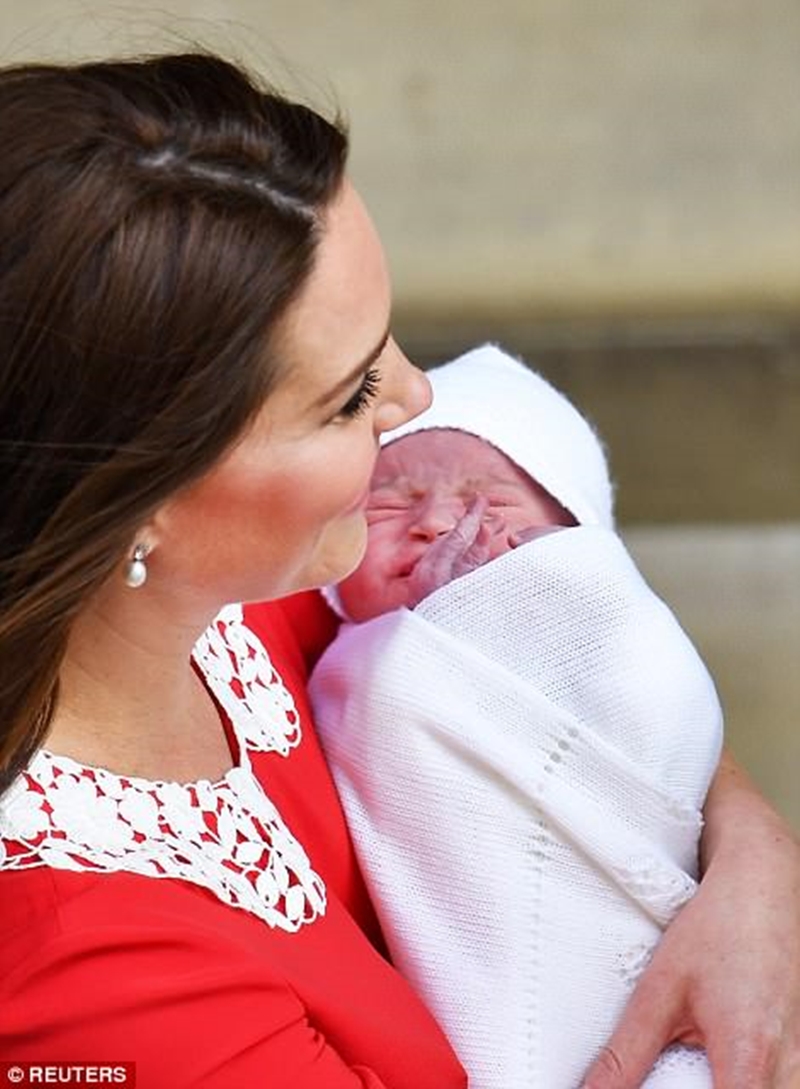 thị trường cá cược trở nên sôi động, với những dự đoán về cái tên nào sẽ được đặt cho em bé hoàng gia mới.Khi con đầu lòng của Hoàng tử William chào đời vào năm 2013, Hoàng gia công bố tên của bé một ngày sau khi Công nương Kate rời bệnh viện.