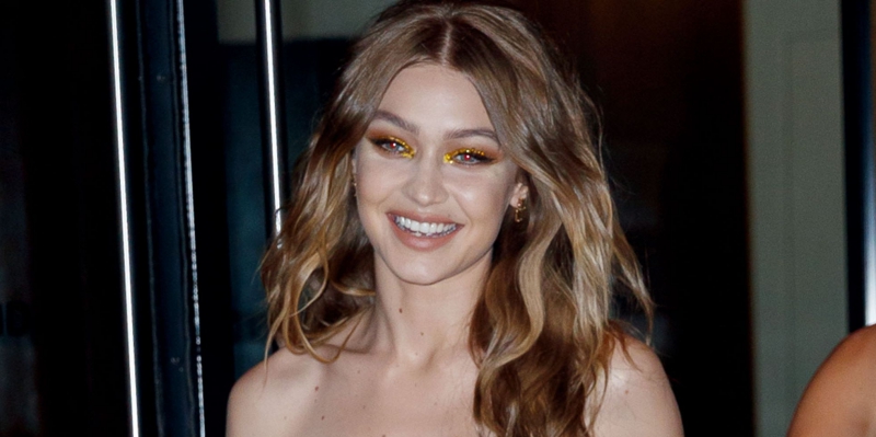 Đôi mắt của Gigi Hadid cũng được đánh màu vàng cùng tông với thiết kế đầm gợi cảm.