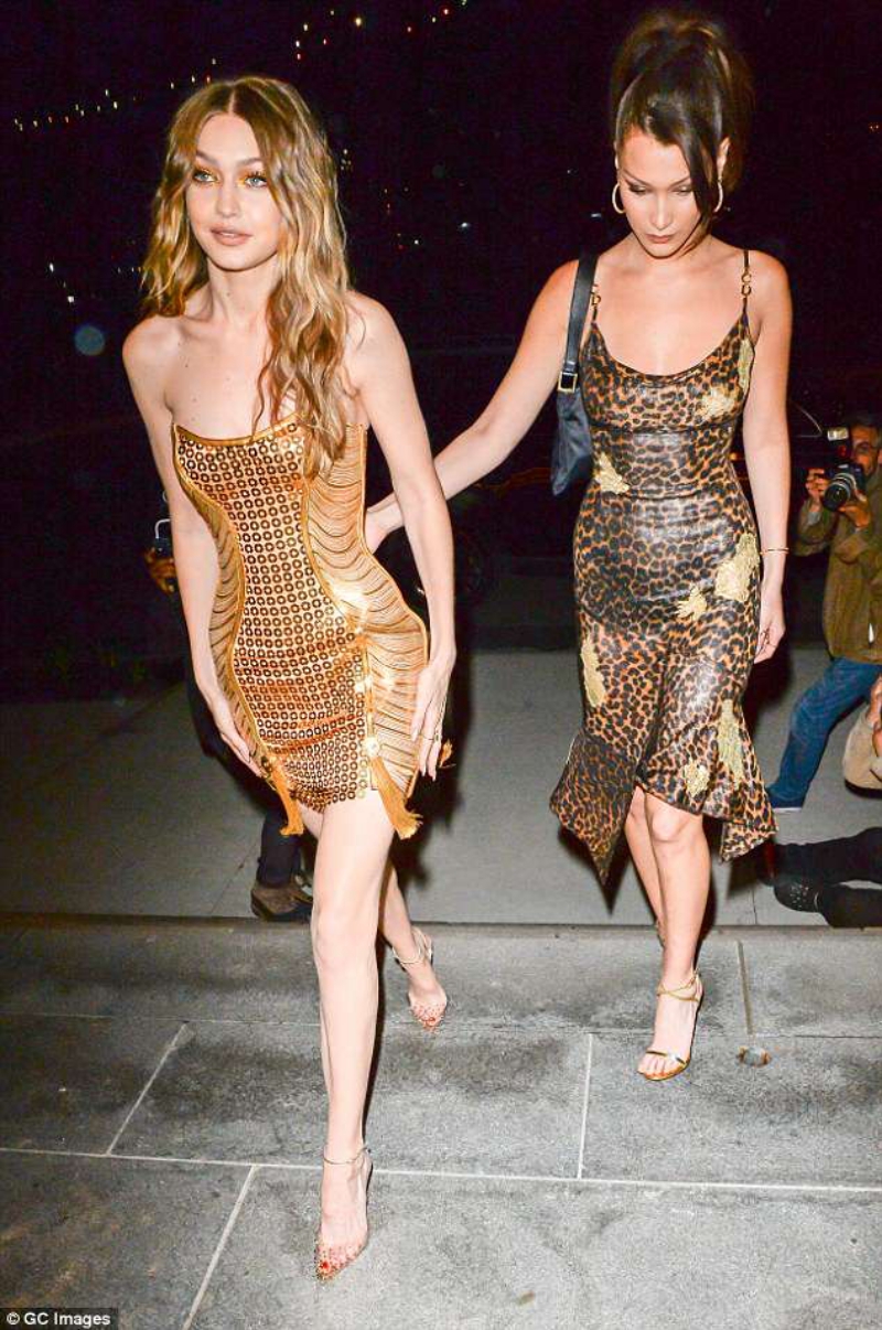 Gigi Hadid mặc thiết kế đầm vàng ánh kim nạm đính tinh xảo của Atelier Versace.