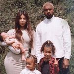 Kim Kardashian “muốn khóc” khi chụp ảnh gia đình