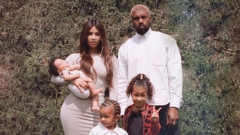 Kim Kardashian “muốn khóc” khi chụp ảnh gia đình