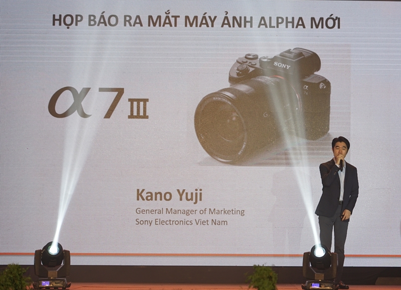 Sony α7 III dự kiến sẽ được bán tại Việt Nam từ giữa tháng 4/2018, với mức giá lần lượt 48,99 triệu đồng (body) hoặc 54,99 triệu đồng (body + lens kit).