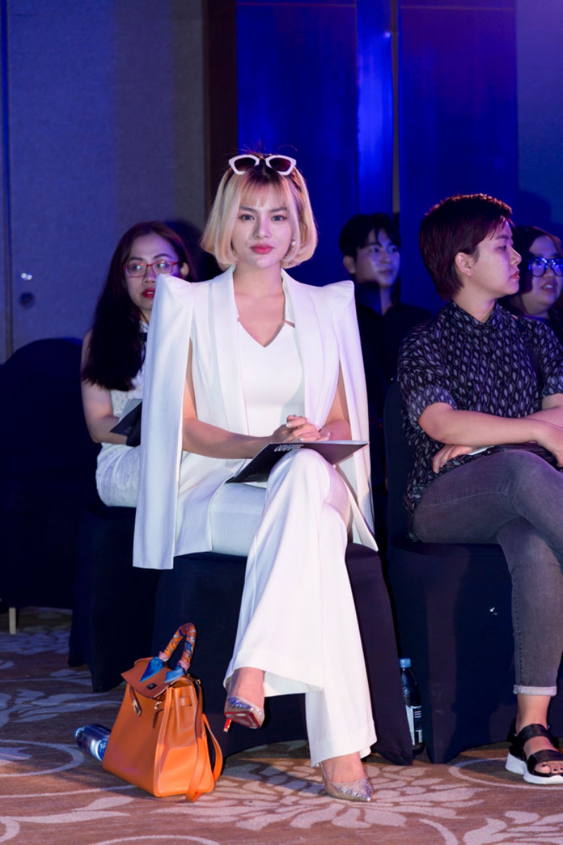 Cựu siêu mẫu Vũ Thu Phương tham gia VIFW Xuân Hè 2018 với vai trò nhà thiết kế cho thương hiệu Phoenix_V của cô. 