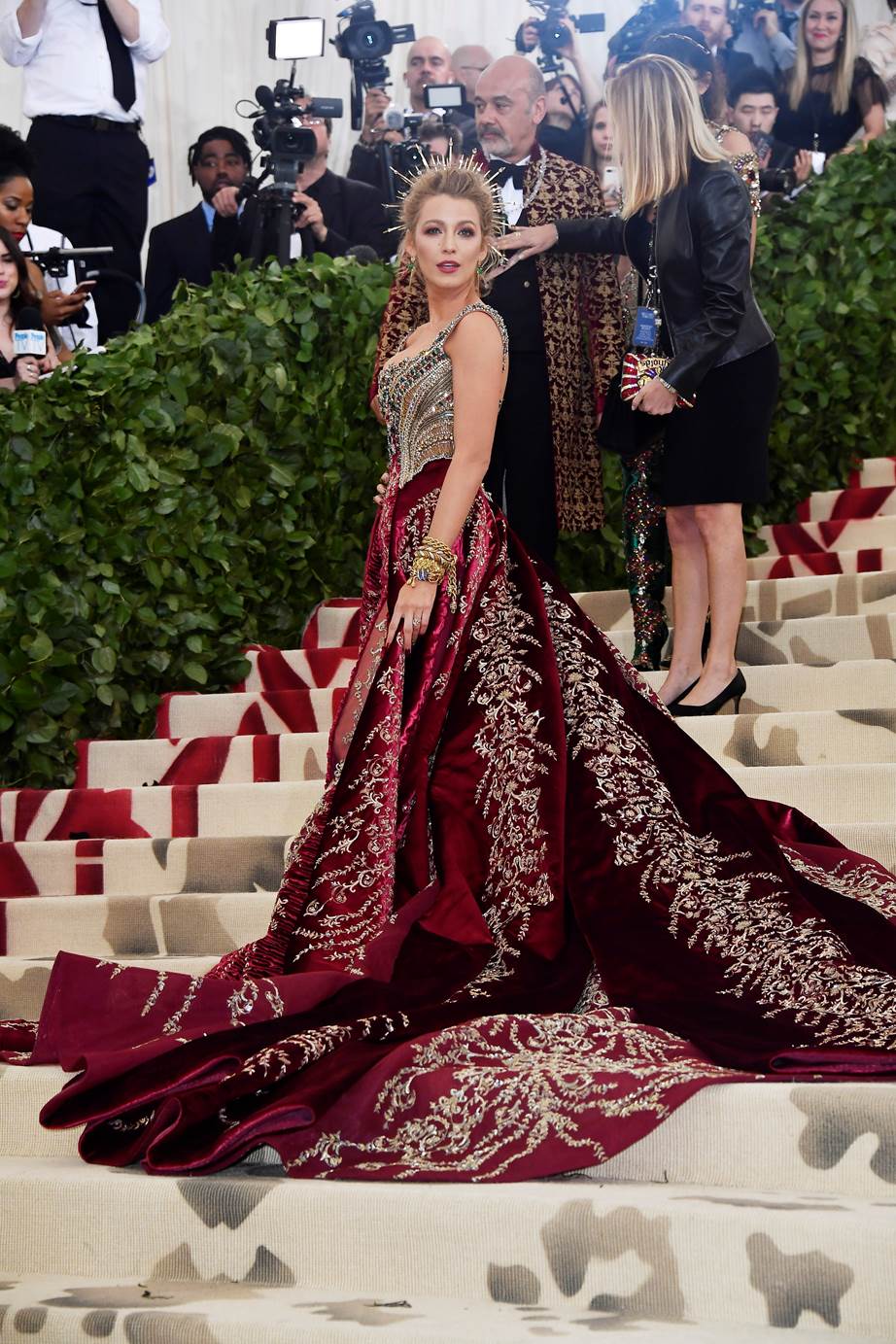 Blake Lively đẹp tựa một bức tranh Phục Hưng trong bộ trang phục của Versace.