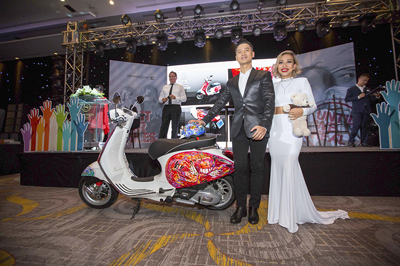 ca-s_-__c-tu_n-v-ca-s_-th_o-trang-c-ng-vespa-sprint-t_i-bu_i-__u-gi
