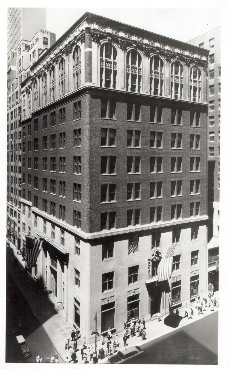 Năm 1915, cửa hàng trưng bày của thương hiệu được mở tại số 346 Đại lộ Madison ở thành phố New York và trở thành trụ sở chính cho đến ngày nay.