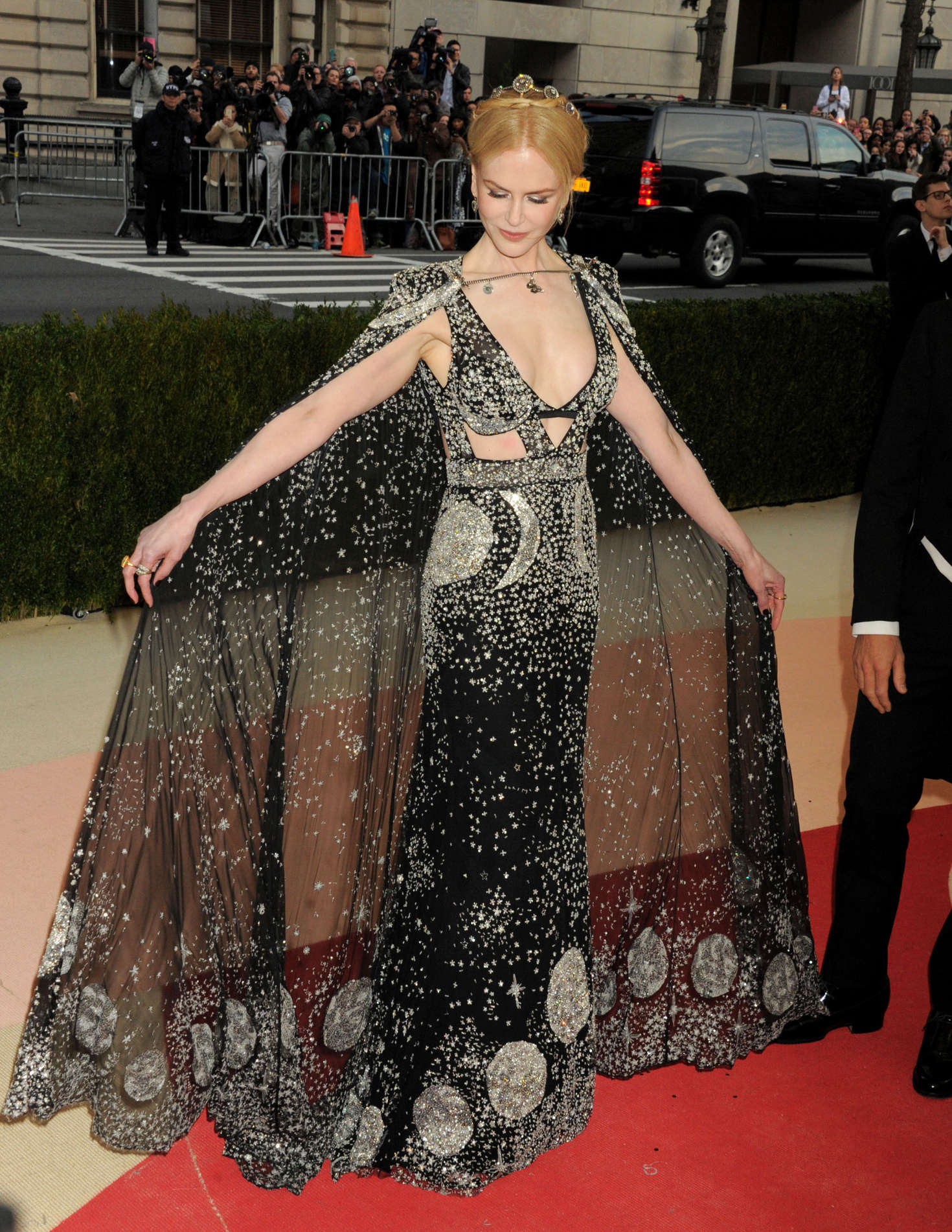 Nicole Kidman ma mị khi xuất hiện tại MET Gala 2016 trong thiết kế với họa tiết lấy cảm hứng từ chiêm tinh học của nhà mốt Alexander McQueen.