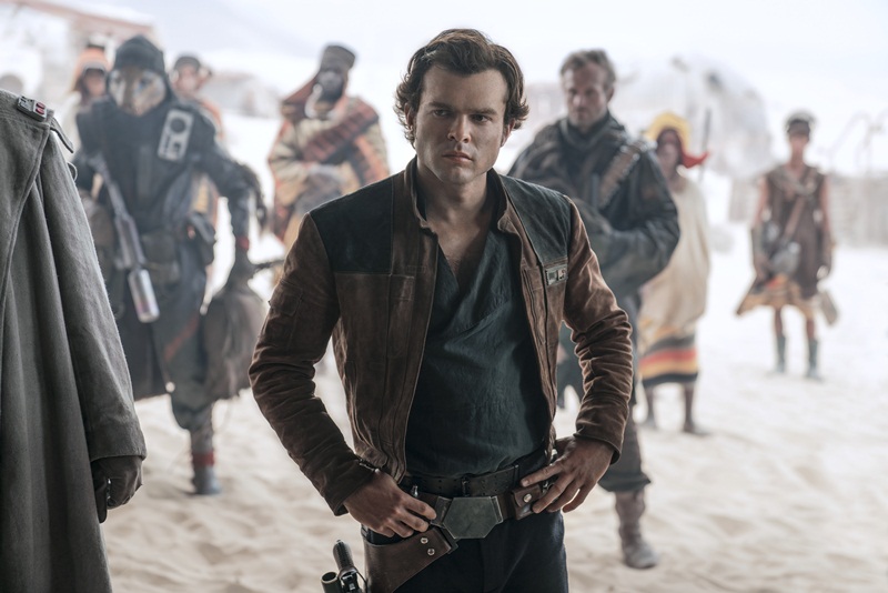 Hình tượng Han Solo từng được tài tử gạo cội Harrison Ford thể hiện rất thành công trong những tập phim thuộc mạch truyện chính. Đến phần ngoại truyện lần này, vinh dự này thuộc về nam diễn viên trẻ Alden Ehrenreich. 
