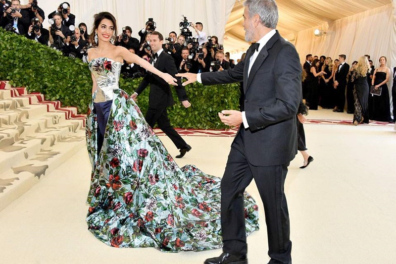 Thiết kế khá cầu kỳ này đã "làm khó" Amal Clooney khi đi lại và cô đã phải thay sang thiết kế đầm khác của NTK Tom Ford. 