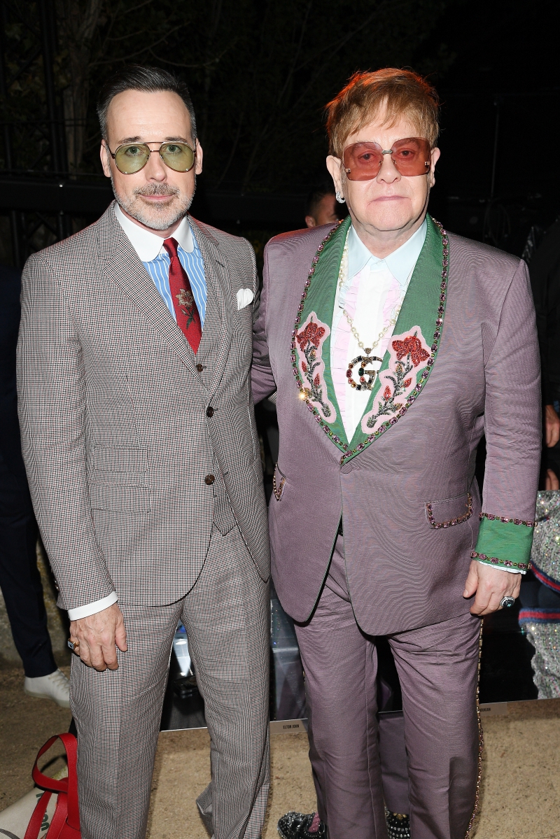 Sir Elton John (phải) tham dự show Resort 2019 của Gucci cùng bạn đời David Furnish. Ông mang đến một phần trình diễn ấn tượng sau khi show diễn kết thúc.