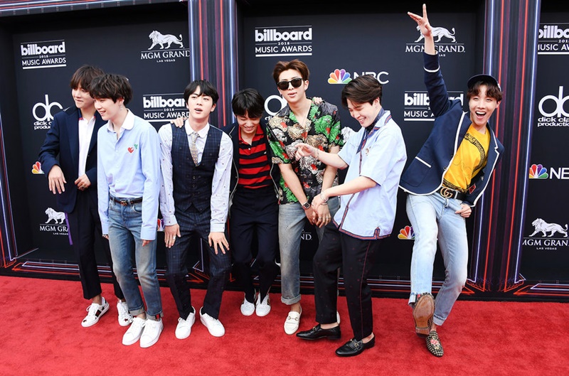 Nhóm nhạc Hàn Quốc BTS tiếp tục "oanh tạc" thảm đỏ Billboard Music Awards 2018 sau màn chào sân ấn tượng tại lễ trao giải năm ngoái. Các chàng trai của BTS mặc trang phục của Gucci với phong cách đa dạng, nổi bật tinh thần trẻ trung, tươi mới. 