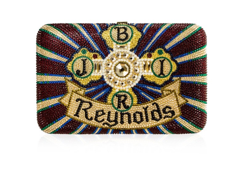 Mặt sau là chữ cái viết tắt tên của các thành viên trong gia đình Reynolds (Ryan Reynold, Blake Lively cùng hai nhóc tì là James và Ines).