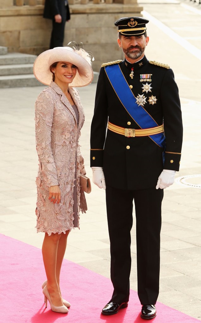Bên cạnh đó, khách mời nữ cũng phải thuộc lòng quy tắc về thời trang khi tham dự đám cưới hoàng gia. Trang phục kín đáo, không được hở vai, váy phải dài đến gối và tránh diện gam màu trắng và kem.