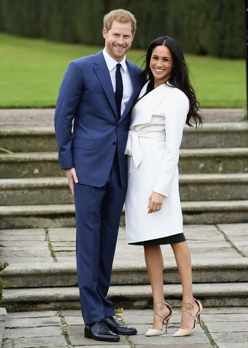 Harry và Meghan cũng sẽ tuân theo truyền thống, không gặp nhau vào đêm trước đám cưới của họ. Meghan sẽ qua đêm tại khách sạn Cliveden House ở Windsor cùng với mẹ cô, bà Doria Ragland. Còn Harry sẽ lưu trú tại Coworth Park với anh trai - Hoàng tử William. Cả hai khách sạn sẽ vẫn hoạt động bình thường, nhưng khách sẽ được sắp xếp rất xa phòng của Meghan và Hoàng tử Harry.