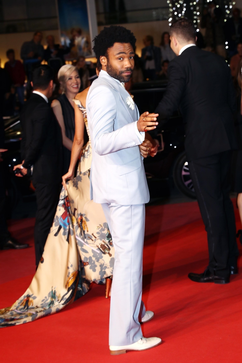 Trong buổi công chiếu phim "Solo: Star Wars ngoại truyện" tại LHP Cannes vừa qua, Donald Glover mặc bộ suit màu xanh baby của Gucci phối cùng giày trắng, thể hiện đúng hình ảnh quý ông lịch lãm đậm "chất chơi". 