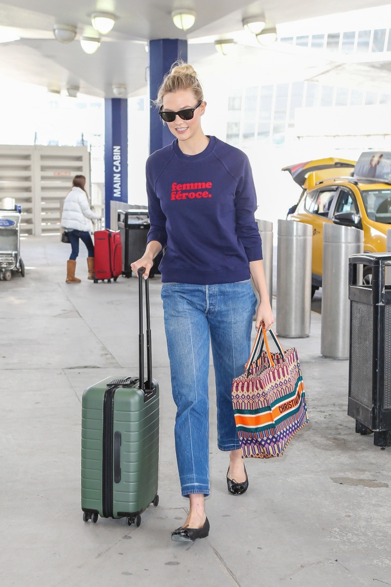 "Chân dài" đình đám Karlie Kloss cũng lựa chọn Dior Book Tote làm "bạn đồng hành" trong chuyến đi của mình.