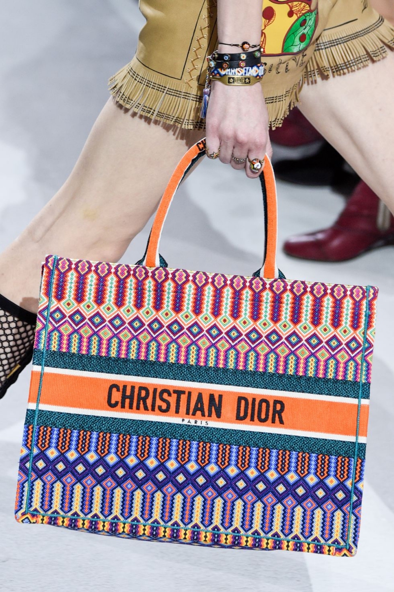 Chiếc túi Tote Dior luôn là sự lựa chọn tuyệt vời dành cho các quý cô công  sở  ELLY