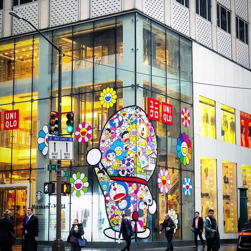 Cửa hàng Uniqlo trên Đại lộ số 5 ở New York được trang hoàng bởi những họa tiết trong BST Murakami x Uniqlo.