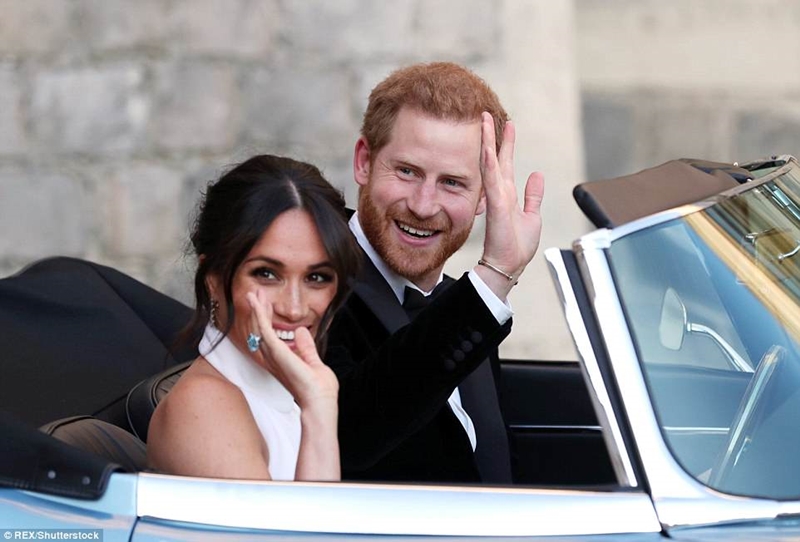 Hoàng tử Harry và hôn thê Meghan Markle tươi cười khi đã ở bên nhau. Trước đó, Hoàng tử Harry có nhiều biểu cảm mà báo chí Anh miêu tả là "lo lắng"