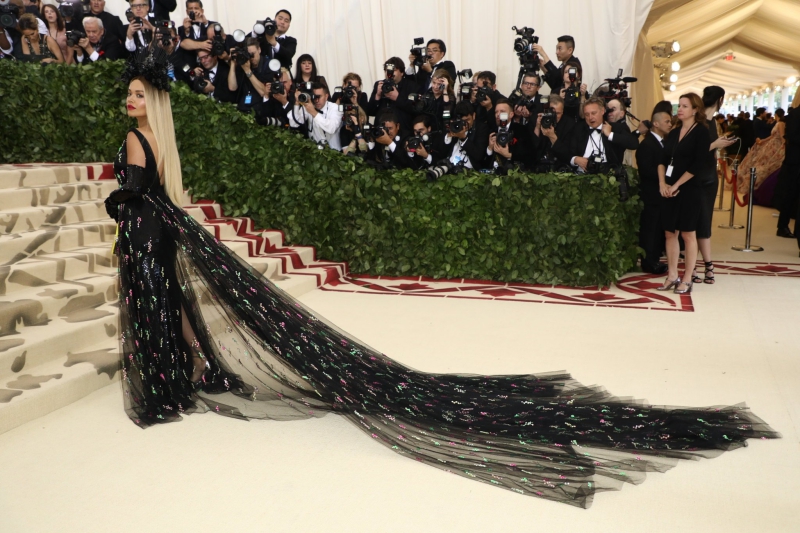 Rita Ora cũng không chịu “kém cạnh” tại MET Gala 2018 với bộ trang phục của Prada. 