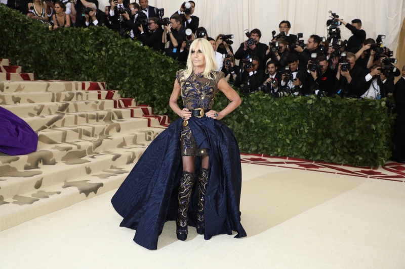 NTK Donatella Versace cũng có tên trong danh sách chủ tọa khách mời của MET Gala 2018. Bà mặc bộ trang phục do chính mình thiết kế.