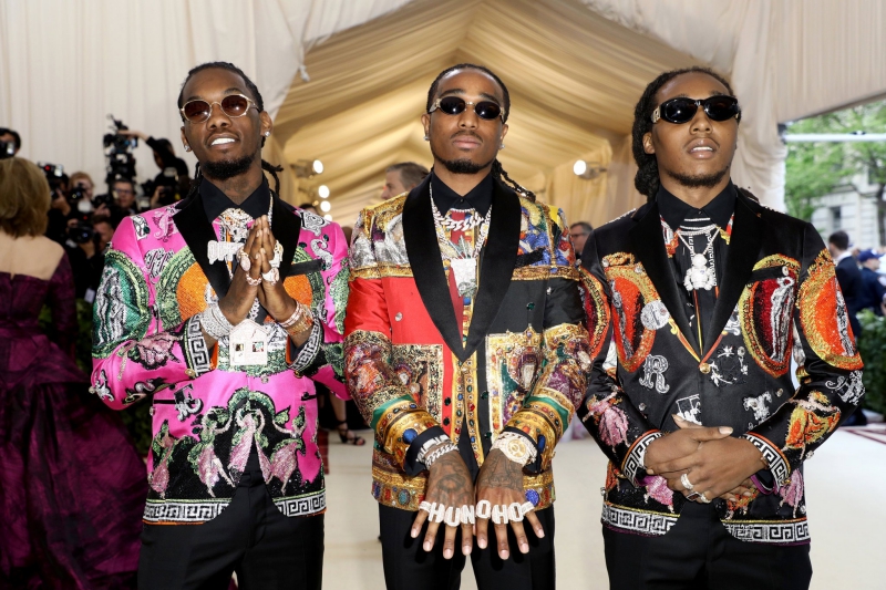 Nhóm rapper Migos xuất hiện trong trang phục cộp mác Versace.