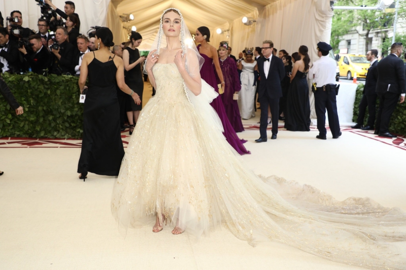 Mong manh như một nữ thần, Kate Bosworth "ghi điểm" với bộ trang phục của Oscar de la Renta.