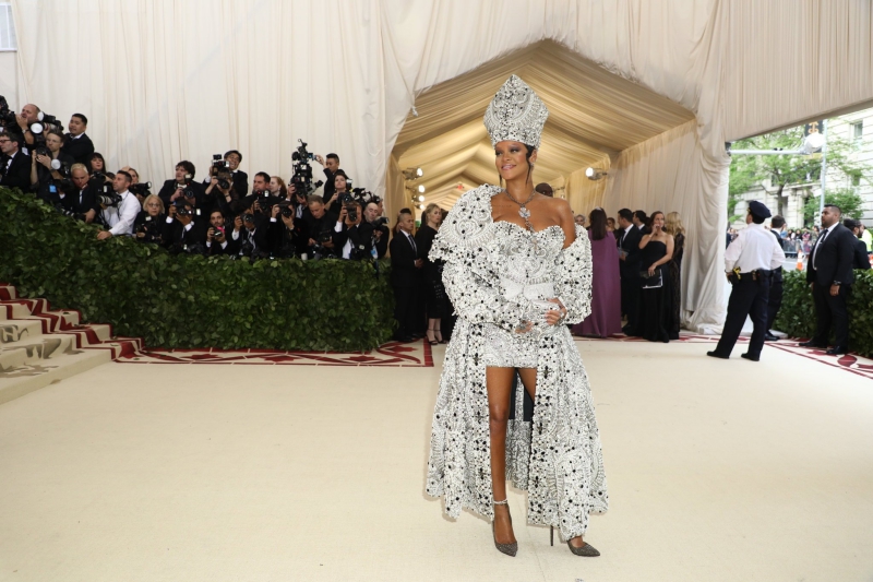 Một trong những chủ tọa khách mời của bữa tiệc MET Gala 2018 là nữ ca sĩ Rihanna. Dĩ nhiên, cô không làm công chúng thất vọng với bộ trang phục mang dấu ấn từ hình ảnh của các vị giáo hoàng được thiết kế bởi John Galliano cho dòng sản phẩm couture Maison Margiela Artisanal.