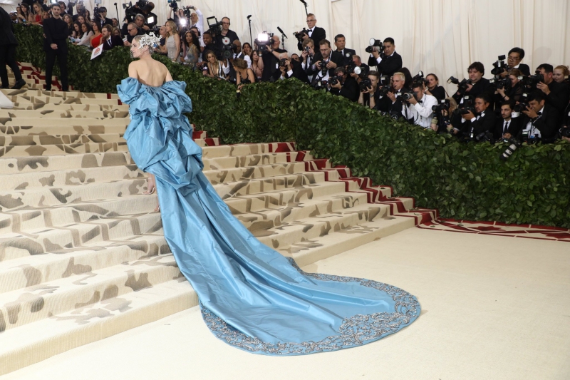 Diane Kruger cũng là một trong những mỹ nhân luôn nổi bật trên thảm đỏ của MET Gala các kỳ trước tới nay. Lần này, cô mặc một thiết kế hàng thửa của Prabal Gurung với phần đuôi váy dài quét đất, phối với chiếc mũ tuyệt đẹp của NTK Philip Treacey. Đôi sandals cao gót mảnh mai cực kỳ ăn ý với tổng thể trang phục cũng được làm riêng cho sự xuất hiện của Diane Kruger tại MET Gala 2018. 