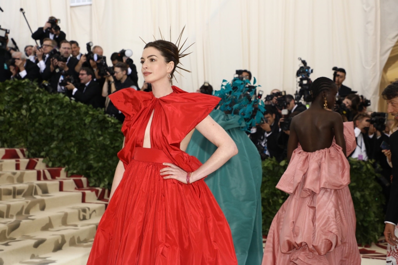 Anne Hathaway với mái tóc được chăm chút vô cùng kỹ lưỡng cho bộ trang phục của nhà mốt Valentino mang dấu ấn Công giáo rõ rệt. 