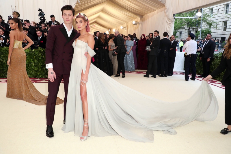 Cặp đôi Shawn Mendes và Hailey Baldwin lần đầu tiên sánh đôi cùng nhau tại một sự kiện lớn. Cả hai đều mặc trang phục của NTK người Mỹ Tommy Hilfiger.