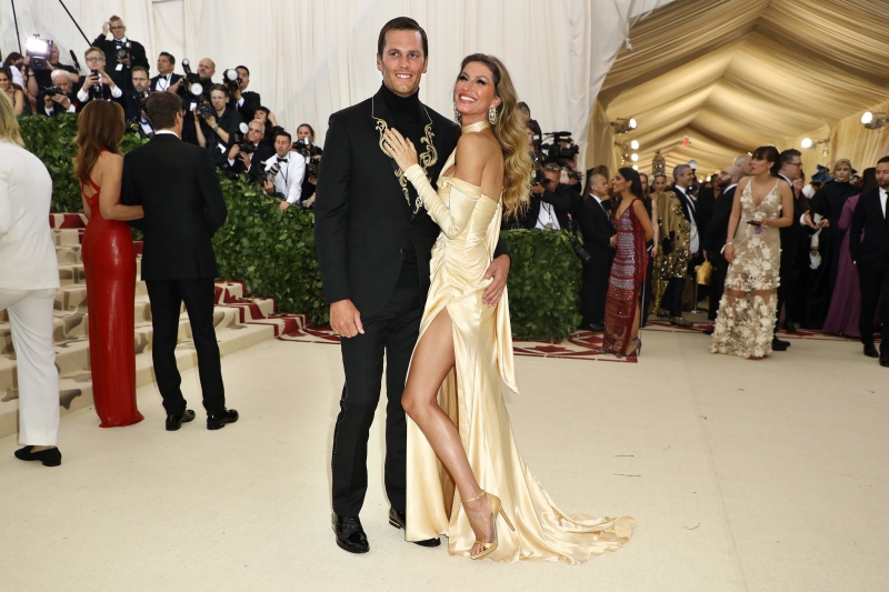 Chân dài Gisele Bundchen tái xuất MET Gala trong thiết kế đầm của Versace cùng với chồng là cầu thủ bóng bầu dục Tom Brady. 