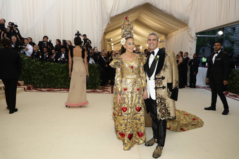 “Nữ hoàng” của những bữa tiệc MET Gala – Sarah Jessica Parker – trở lại đầy ngoạn mục với bộ trang phục của Dolce & Gabbana thuộc dòng sản phẩm Alta Moda. Đồng hành cùng nữ diễn viên của “Sex and the City” là MC Andy Cohen của loạt chương trình “The Real Housewives” cũng mặc áo choàng của Dolce & Gabbana. 