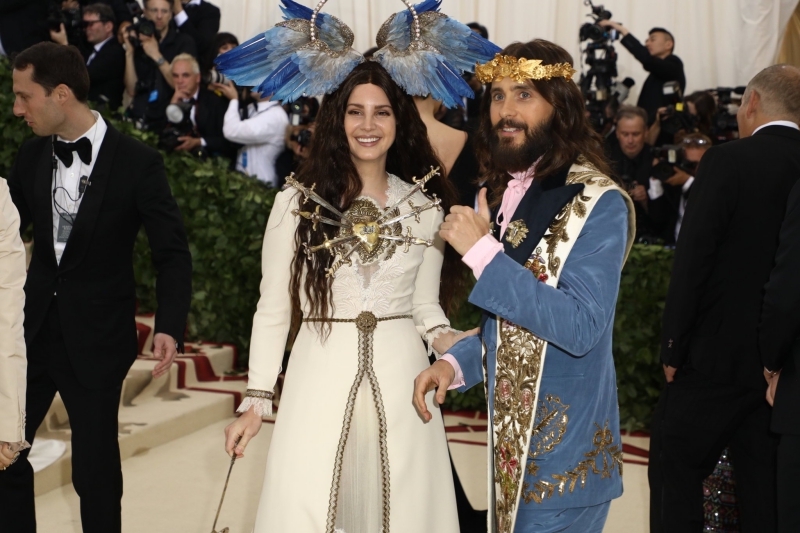 Cặp đôi của nhà Gucci - nữ ca sĩ Lana Del Rey và nam ca sĩ kiêm diễn viên Jared Leto cùng xuất hiện trên thảm đỏ trong các thiết kế của Giám đốc Sáng tạo Alessandro Michele.