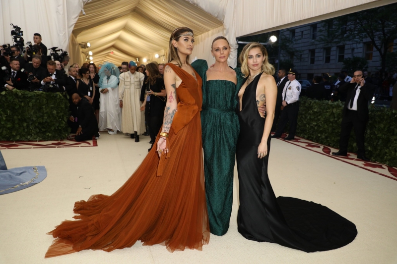 NTK Stella McCartney (giữa) xuất hiện tại MET Gala 2018 cùng Paris Jackson (trái) và Miley Cyrus (phải). 