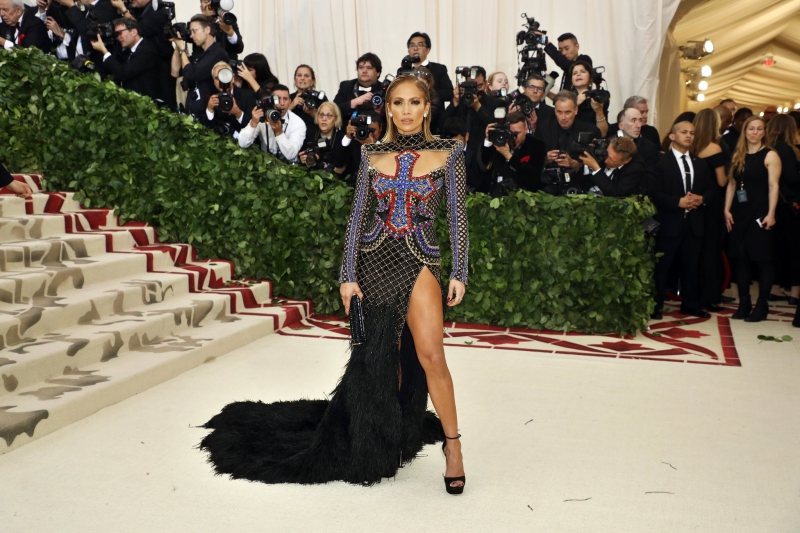 Jennifer Lopez chọn mặc thiết kế của Balmain. Đây là một lựa chọn khá bất ngờ bởi ai cũng nghĩ rằng cô sẽ mặc thiết kế của người bạn thân Donatella Versace.