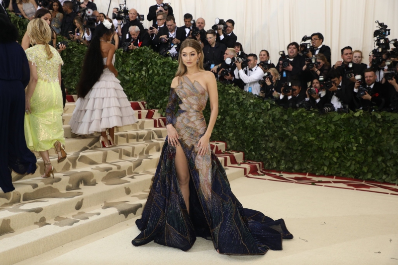 Gigi Hadid xuất hiện một mình trên thảm đỏ MET Gala 2018 trong thiết kế của Atelier Versace. 