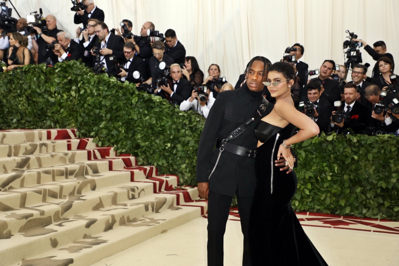 Cặp đôi đình đám Travis Scott và Kylie Jenner chọn mặc đồ của Alexander Wang cho MET Gala 2018.