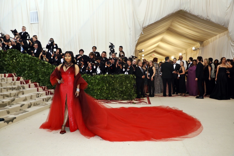 Nicki Minaj "xâm chiếm" thảm đỏ MET Gala 2018 với thiết kế màu đỏ rực của Oscar de la Renta.