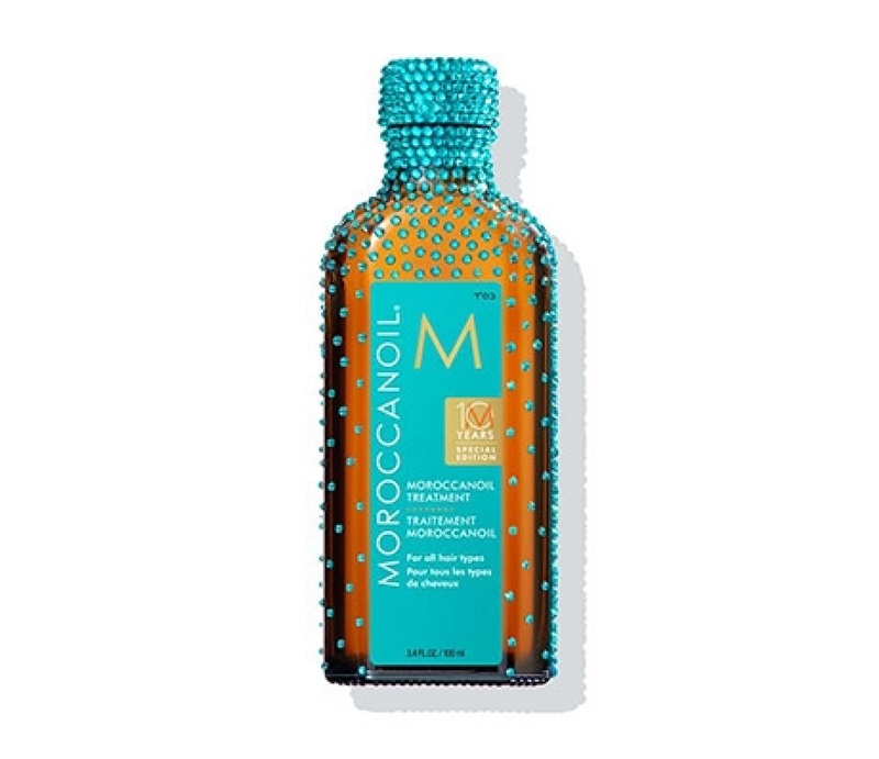 Kỉ niệm 10 năm ra đời của Moroccanoil Treatment, thương hiệu Moroccanoil đã sản xuất chai dầu dưỡng này ở phiên bản đặc biệt, đính pha lê Swarovski vô cùng lộng lẫy