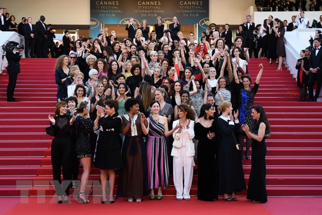Các sao nữ tại LHP Cannes biểu tình phản đối nạn quấy rối tình dục