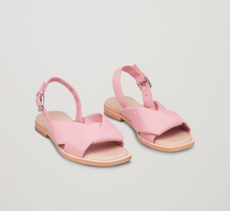 Đôi sandals hồng nhạt của COS cực kỳ thoải mái với phần đế bệt êm ái. Bạn cũng có thể vận dụng linh hoạt phụ kiện dễ thương này với quần hoặc một bộ váy công sở mùa hè.