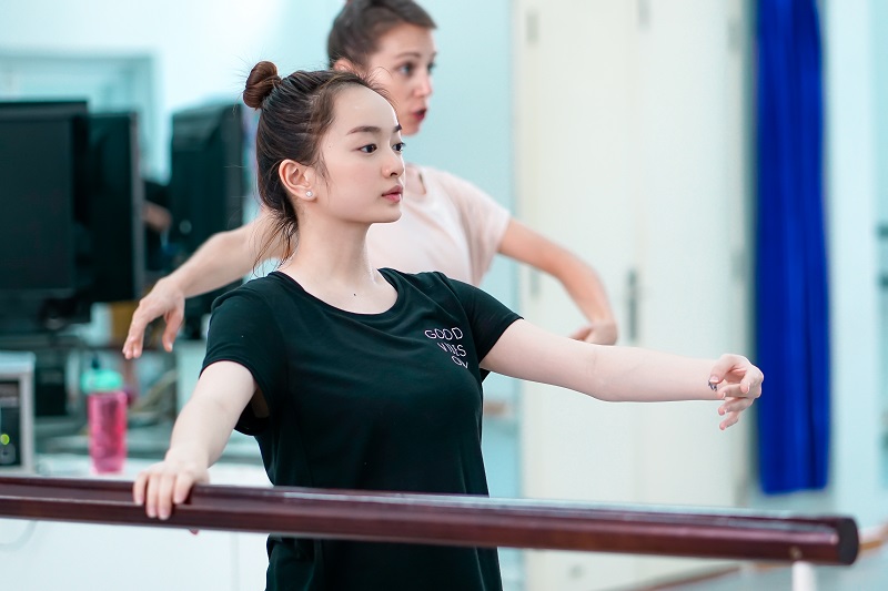 “Em chưa 18” Kaity Nguyễn sẽ trở thành vũ công ballet hay cao thủ kungfu?